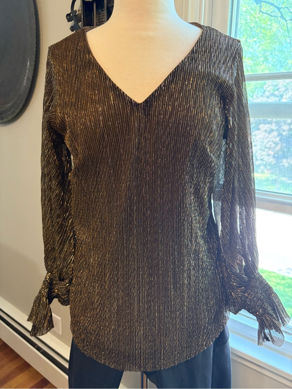 Vince Camuto Metallic Gold & Black V-Neck Long-Sleeve Women's Top, Small (EUC)